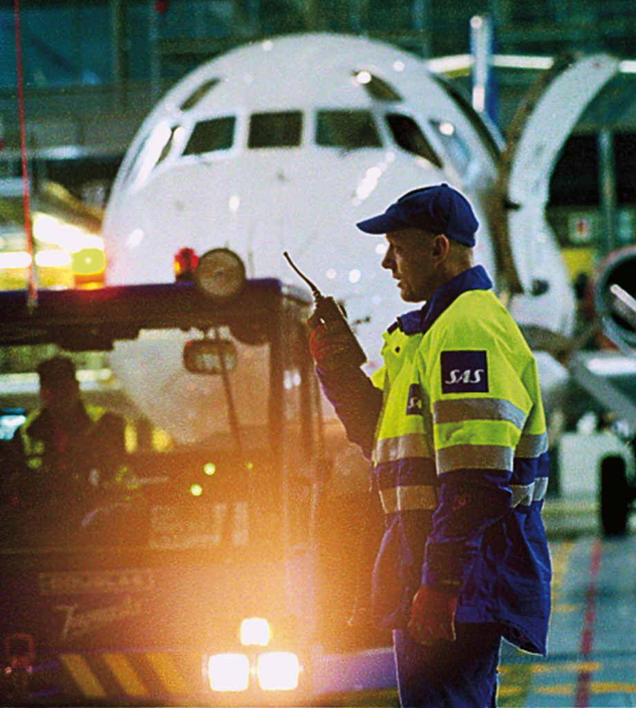 Ramp handling at Arlanda Airport. 2004 *** Local Caption *** Inside SAS No. 9, 2004